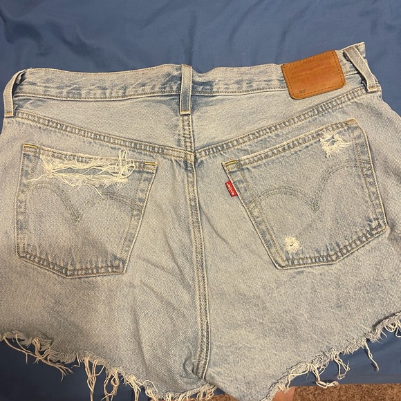 Levi shorts size 32. In good condition but have been worn - Picture 2 of 2